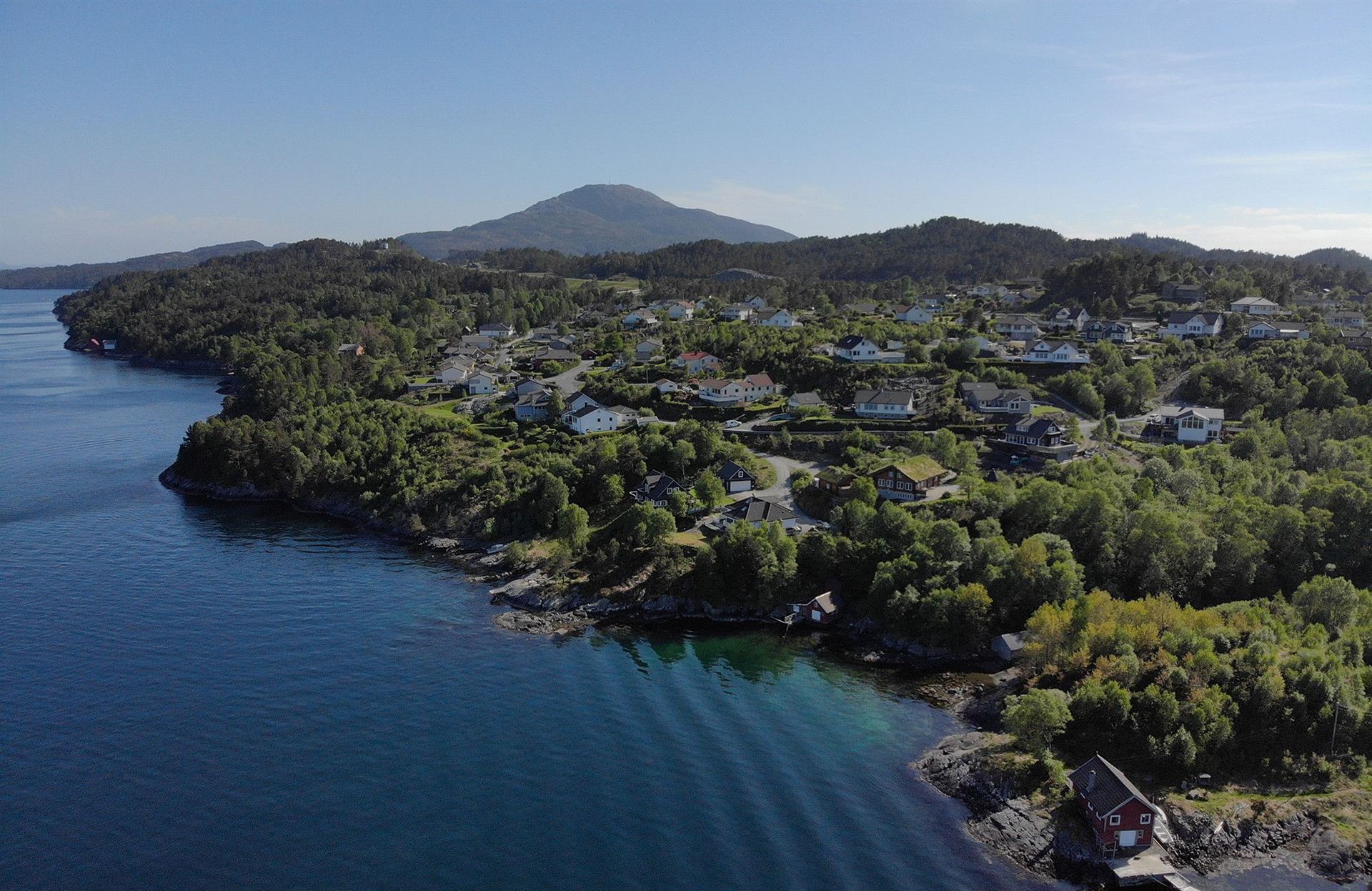 Foldrøy sett frå sjøen